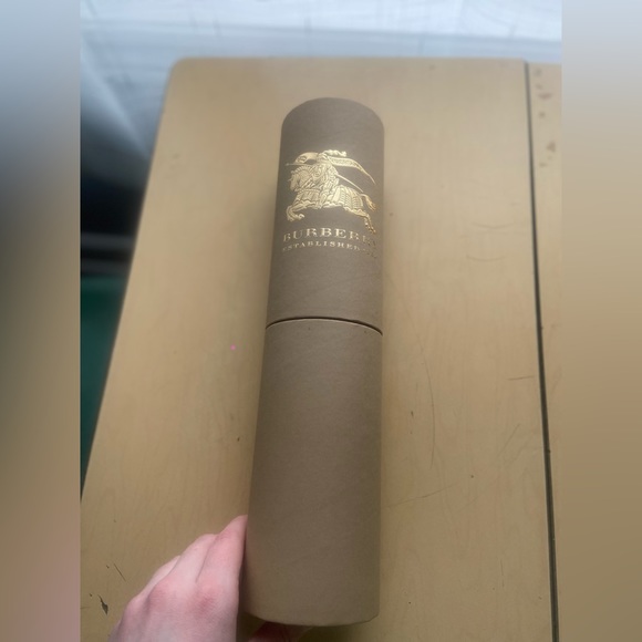 Authentic Burberry cashmere scarf. Never worn - Picture 5 of 6